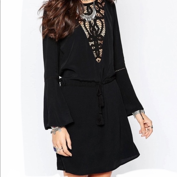 WYLDR LONDON LOS ANGELES Women’s Black Bell Sleeve Crochet Lace Inset Dress - Picture 1 of 10